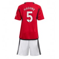 Camiseta Manchester United Harry Maguire #5 Primera Equipación Replica 2023-24 para niños mangas cortas (+ Pantalones cortos)